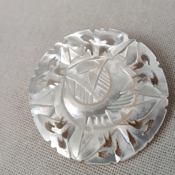 Vintage Bethlehem Star Hand Carved Mother of Pearl Pin - Picture 8 of 10